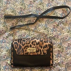 Leopard clutch with detachable strap